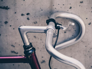 fahrrad-lenke-rot-silber-96043443-FO-blas