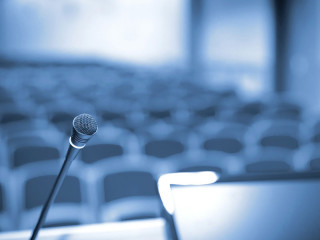 mikrofon-blau-grau-stuehle-105267712-FO-mariakraynova