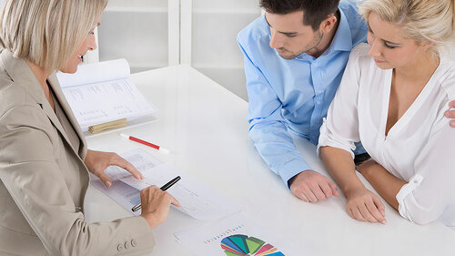 beratung-frau-mit-ehepaar-71184352-FO-Jeanette-Dietl