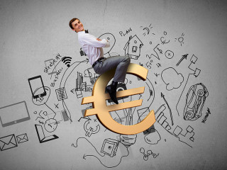 mann-reitet-happy-auf-euro-91297119-FO-Sergey-Nivens