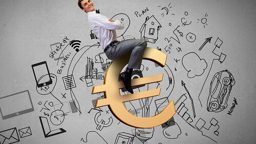 mann-reitet-happy-auf-euro-91297119-FO-Sergey-Nivens