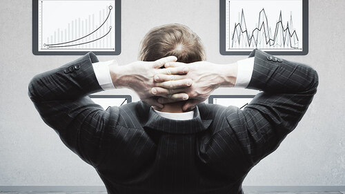 mann-vor-2-unterschiedlichen-diagrammen-114991794-FO-peshkova