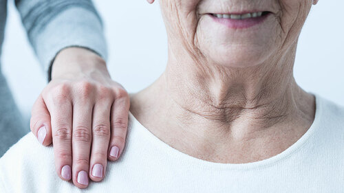 hand-auf-schulter-alter-frau-107151026-FO-Photographee.eu