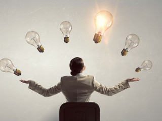 frau-stuhl-gluehbirne-leutet-112613086-FO-Sergey-Nivens