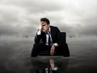 mann-verzweifelt-in-wasser-stuhl-44009787-FO-kurusawa