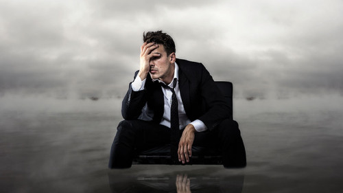 mann-verzweifelt-in-wasser-stuhl-44009787-FO-kurusawa