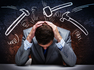 mann-hammer-ueber-kopf-73444359-FO-Sergey-Nivens