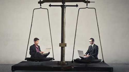 maenner-mit-lalptops-auf-waage-103437882-FO-olly