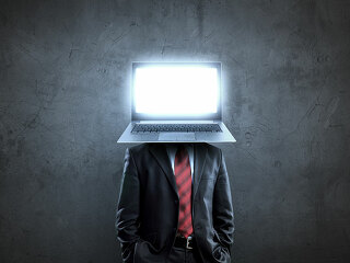 mann-mit-laptop-als-kopf-88135748-FO-Sergey-Nivens