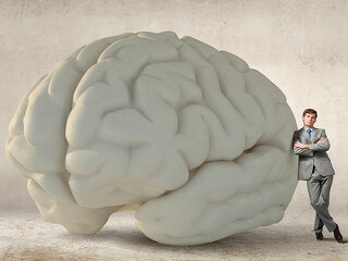 mann-lehnt-an-gehirn-91227413-FO-Sergey-Nivens