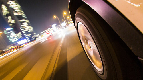 auto-auf-strasse-95063780-FO-Lukas-Gojda