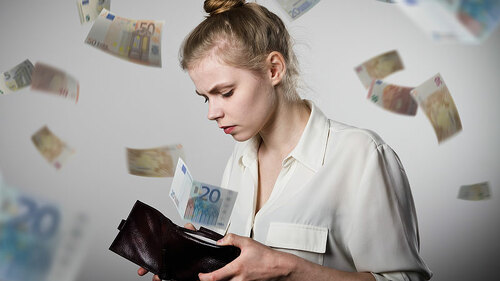 frau-zaehlt-geld-im-gelbeutel-104217555-FO-Marijus