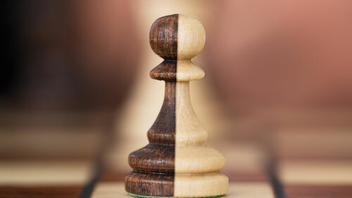 Schach-Bauer-schwarz-weiß-53011457-FO-Brian-Jackson