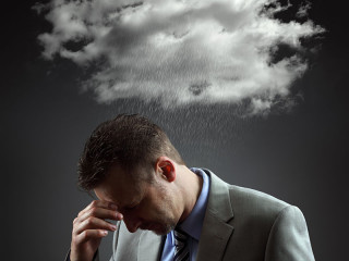 Anzugtraeger-traurig-unter-Wolke-53011457-FO-Brian-Jackson