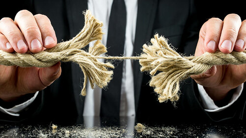 Anzugtraeger-zerreißt-Seil-75106534-FO-Gajus