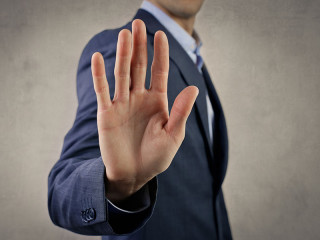 hand-mann-stop-veto-106726173-FO-olly