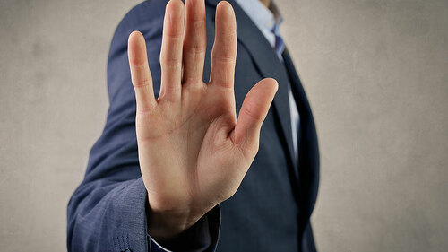 hand-mann-stop-veto-106726173-FO-olly