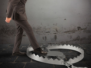 mann-steigt-in-baerenfalle-98130107-FO-alphaspirit