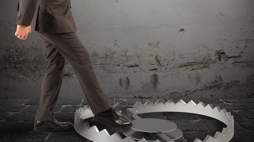 mann-steigt-in-baerenfalle-98130107-FO-alphaspirit