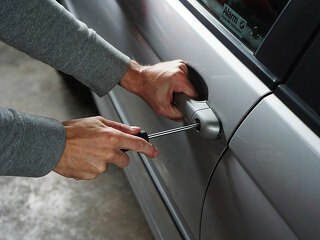 auto-diebstahl-stange-1590508-PB-TheDigitalWay