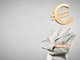 frau-mit-euro-als-kopf-gold-88135478-FO-Sergey-Nivens