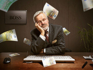 man-langeweile-schreibtisch-geldscheine-98961816-FO-lassedesignen