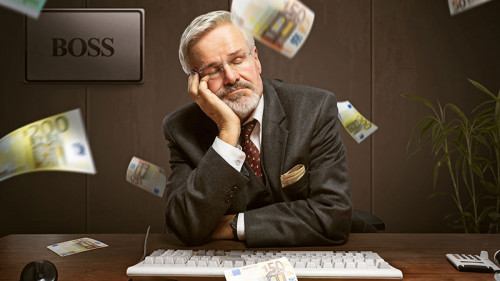 man-langeweile-schreibtisch-geldscheine-98961816-FO-lassedesignen