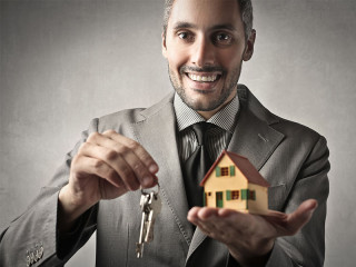 Anzugtraeger-Schluessel-Haus-100106014-FO-olly