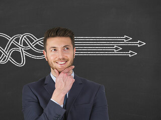 Anzugtraeger-verschlungene-Pfeile-112844017-FO-turgaygundogdu