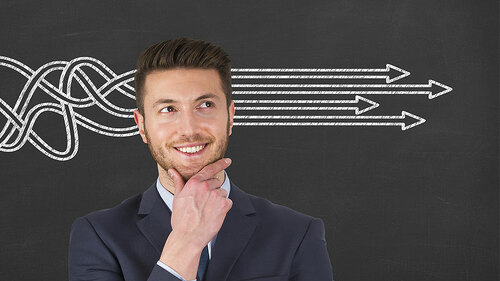 Anzugtraeger-verschlungene-Pfeile-112844017-FO-turgaygundogdu