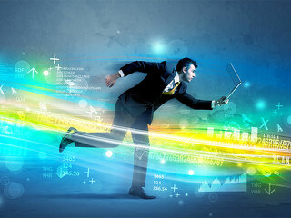 Anzugtraeger-rennt-mit-Laptop-110441537-FO-ra2-studio