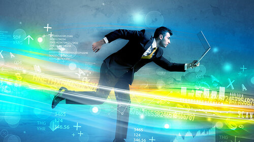 Anzugtraeger-rennt-mit-Laptop-110441537-FO-ra2-studio