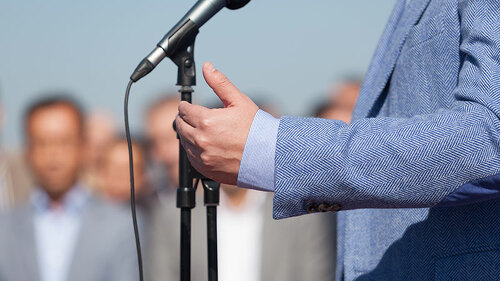 mann-haelt-rede-vor-publikum-93697833-FO-wellphoto