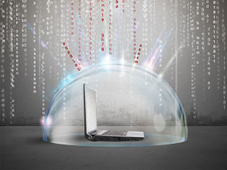 Laptop-unter-Schutzblase-64772128-FO-alphaspirit