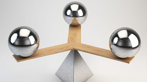 drei-silberkuglen-in-balance-103813765-FO-Sashkin