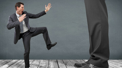 mann-karatekick-gegen-gegnder-64940115-FO-Coloures-pic