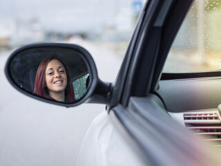 junges-maedchen-im-seitenspiegel-106211066-FO-Kar-Tr