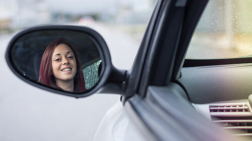 junges-maedchen-im-seitenspiegel-106211066-FO-Kar-Tr