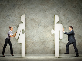 mann-und-frau-schieben-figuren-54701057-FO-Sergey-Nivens