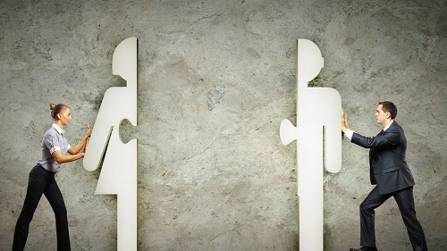 mann-und-frau-schieben-figuren-54701057-FO-Sergey-Nivens