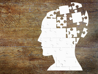 kopf-weiß-aus-puzzleteilen-91116618-FO-Alex-Po