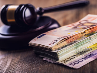 hammer-recht-geldscheine-94624654-FO-weyo