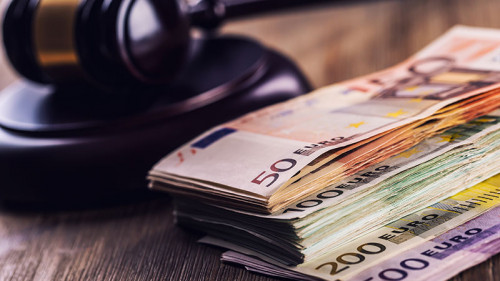 hammer-recht-geldscheine-94624654-FO-weyo