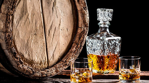 whiskey-flasche-glas-fass-78291968-FO-shaiith