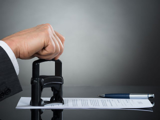 hand-stempelt-vertrag-106833983-FO-Andrey-Popov