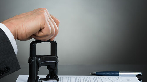 hand-stempelt-vertrag-106833983-FO-Andrey-Popov