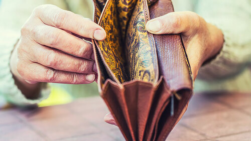 alte-frau-geldbeutel-leerl-115285976-FO-weyo