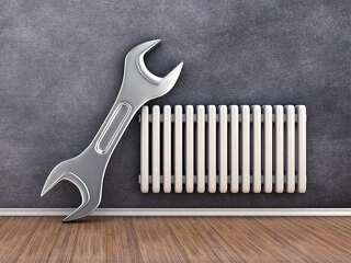 Schraubenschluessel-an-Heizkoerper-95280548-FO-fotovika