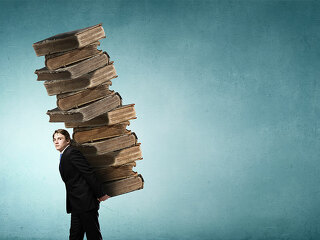 Anzugtraeger-traegt-Buecher-96595067-FO-Sergey-Nivens