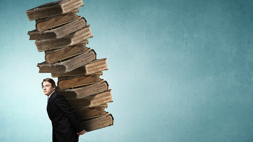 Anzugtraeger-traegt-Buecher-96595067-FO-Sergey-Nivens